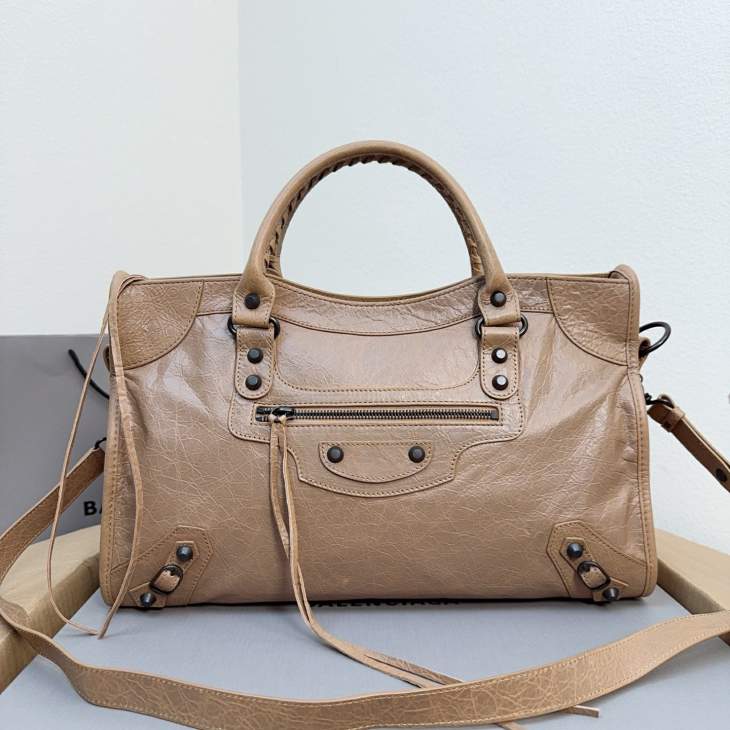 Picture of Balenciaga Handbags _SKUfw224475557fw